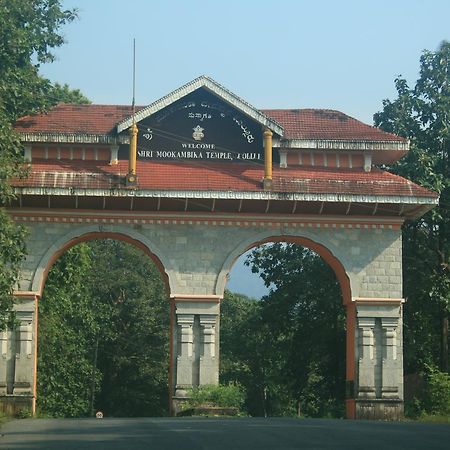 Hôtel Jyothis Residency à Kollur Extérieur photo